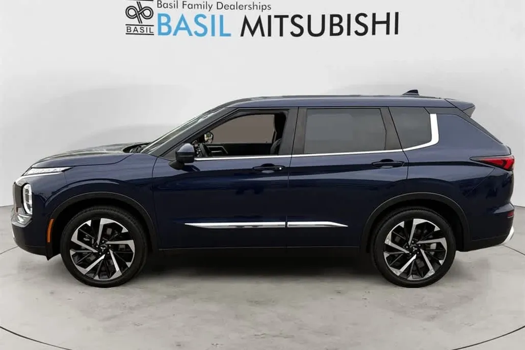 2023 Mitsubishi Outlander SE photo 1