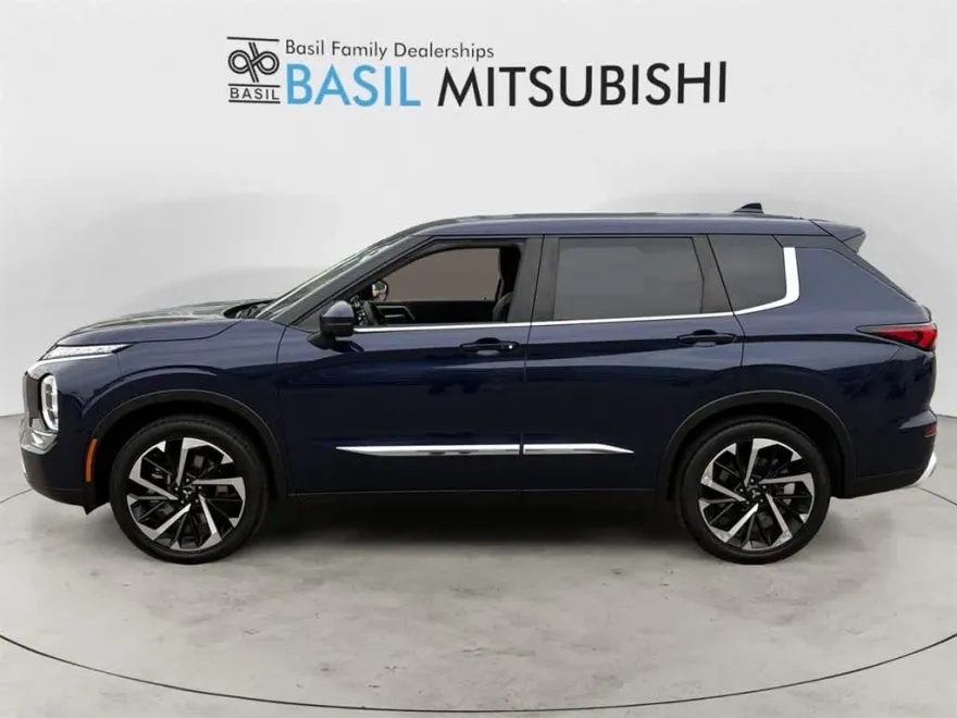 2023 Mitsubishi Outlander SE photo 1