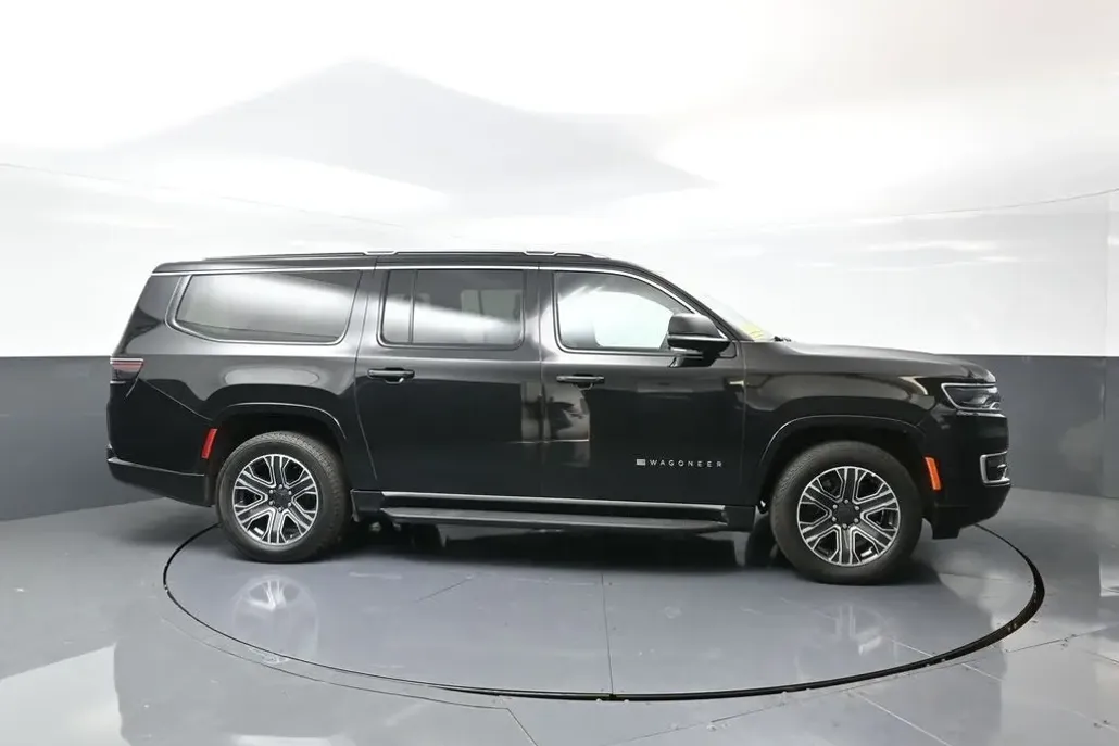 2023 Jeep Wagoneer L Series II photo 1