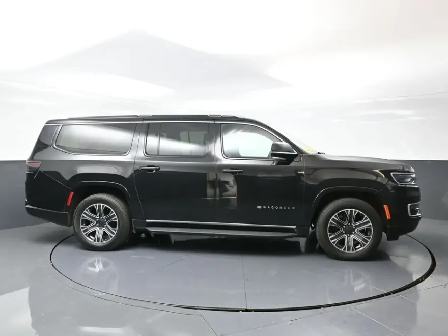 2023 Jeep Wagoneer L Series II photo 1