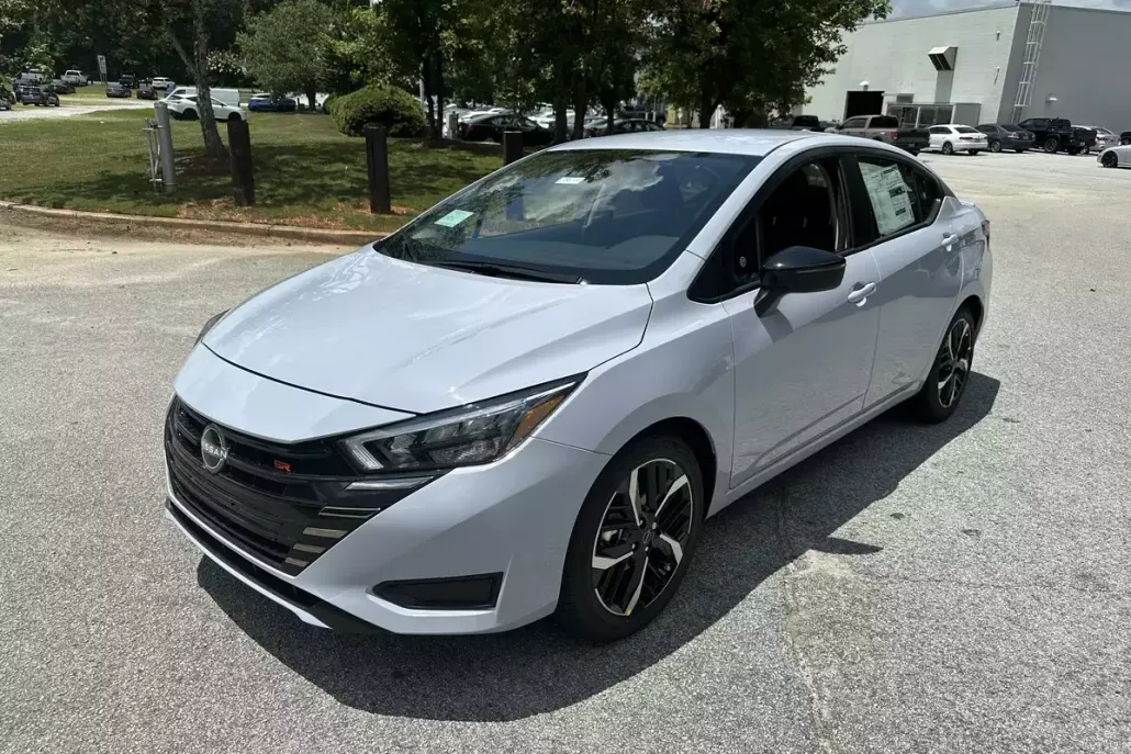 2025 Nissan Versa 1.6 SR photo 1