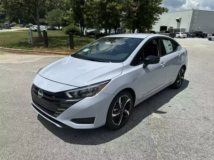 2025 Nissan Versa 1.6 SR photo 1