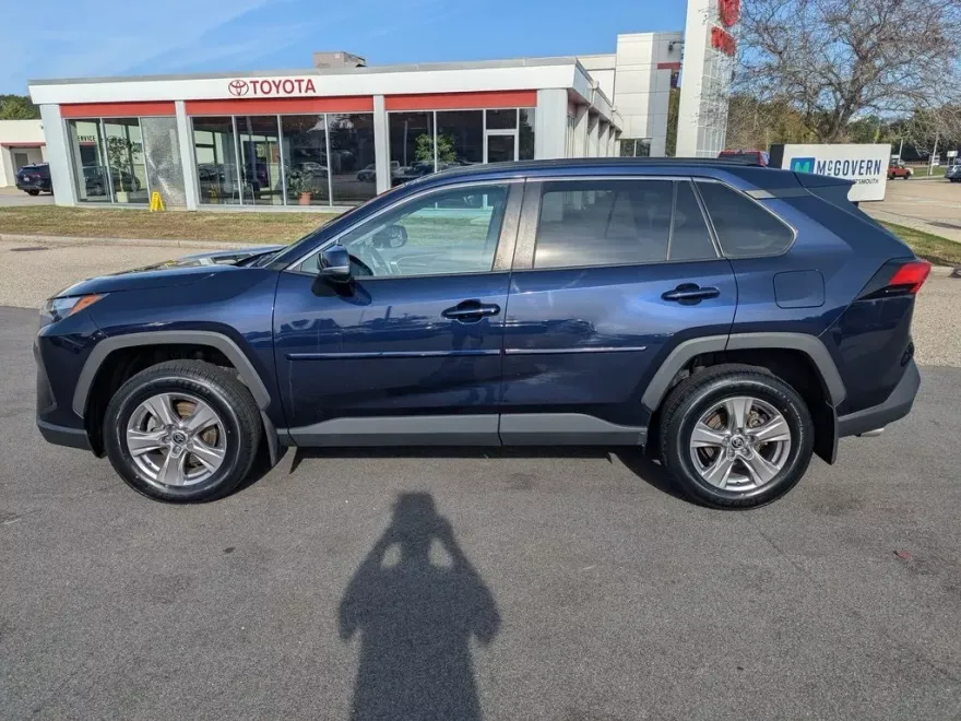 2022 Toyota RAV4 XLE photo 1