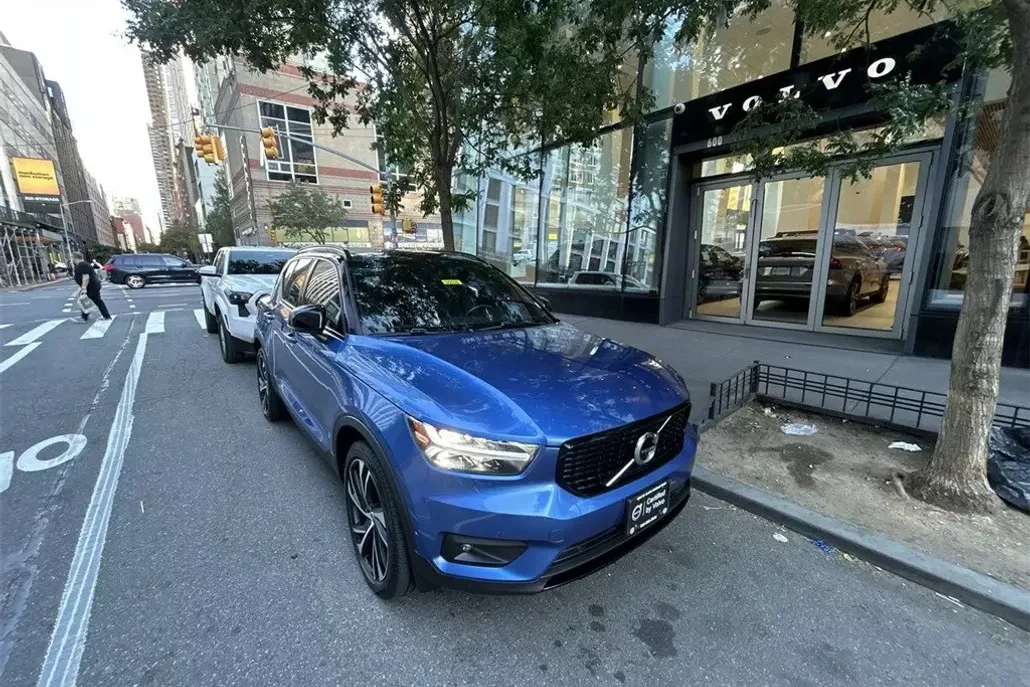 2021 Volvo XC40 R-Design photo 1