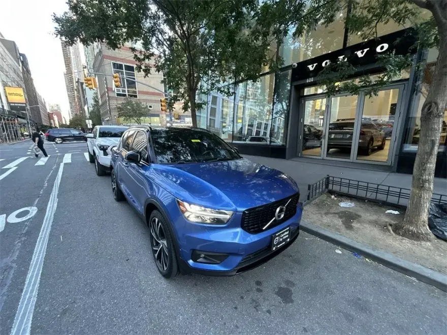 2021 Volvo XC40 R-Design photo 1