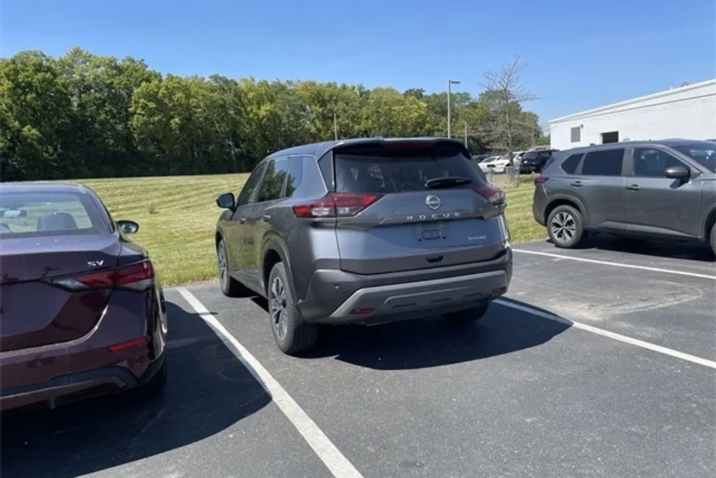 2023 Nissan Rogue SV photo 1