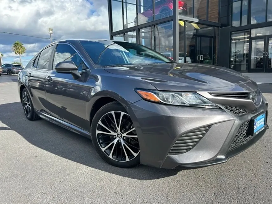 2020 Toyota Camry SE photo 1