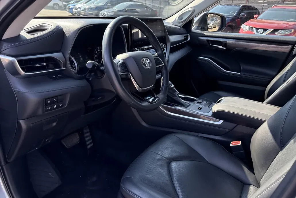 2021 Toyota Highlander Limited photo 1