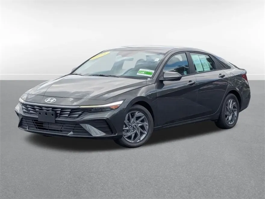 2024 Hyundai Elantra SEL photo 1