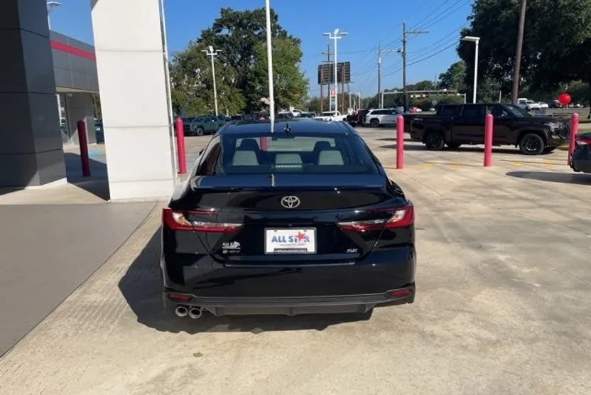 2025 Toyota Camry SE photo 1