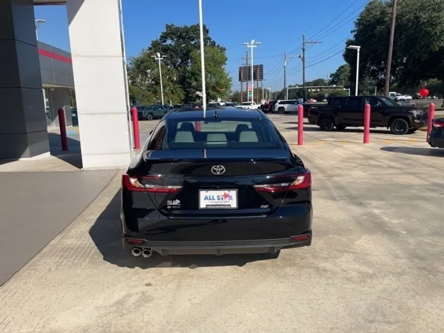 2025 Toyota Camry SE photo 1