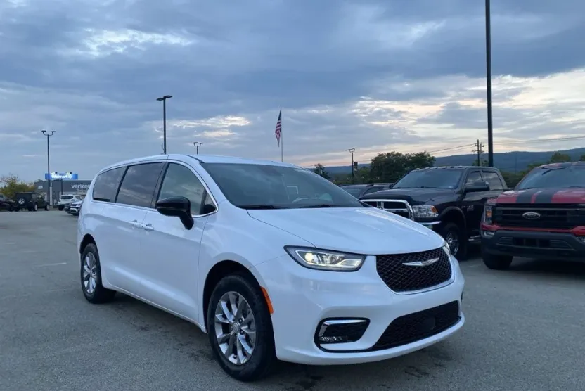 2026 Chrysler Pacifica photo 1