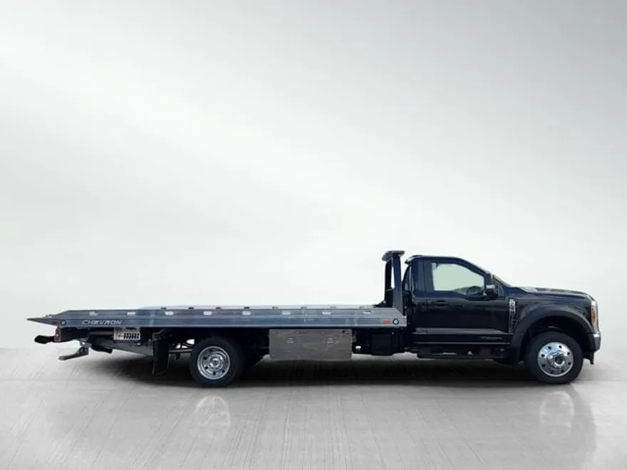 2023 Ford F-550 photo 1