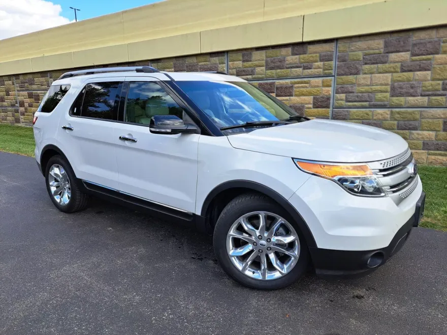 2015 Ford Explorer XLT photo 1