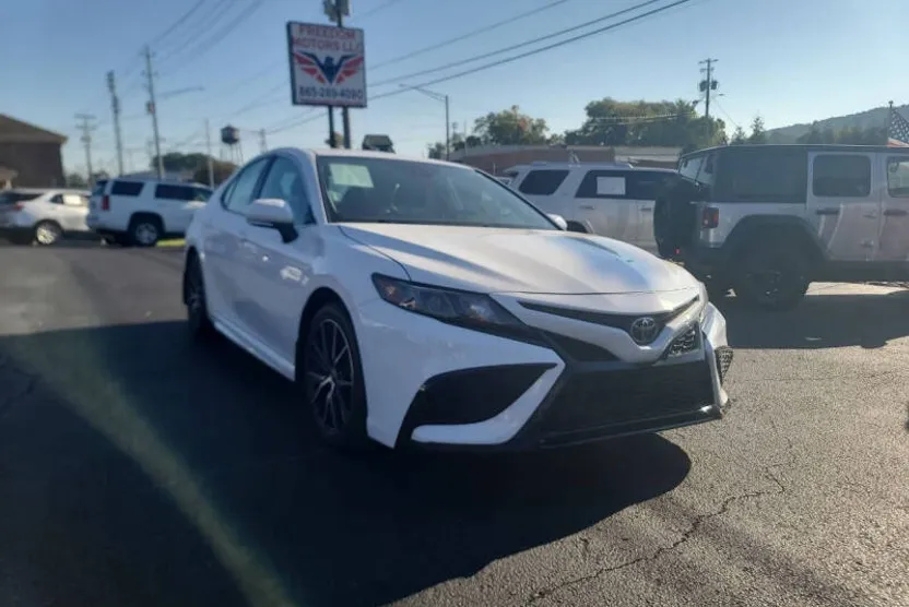 2023 Toyota Camry SE photo 1