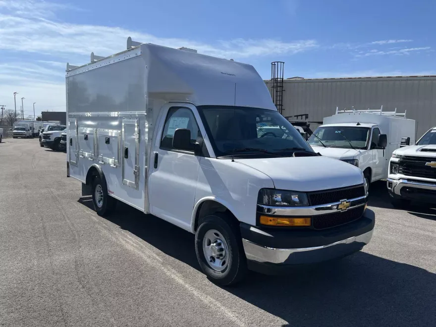 2024 Chevrolet Express Cutaway 3500 photo 1