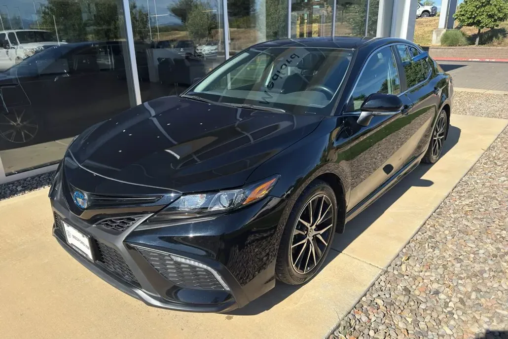 2024 Toyota Camry Hybrid SE photo 1
