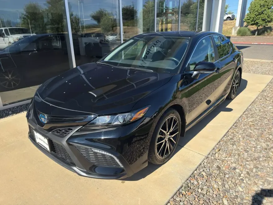 2024 Toyota Camry Hybrid SE photo 1