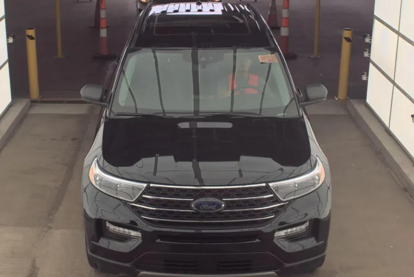 2023 Ford Explorer XLT photo 1