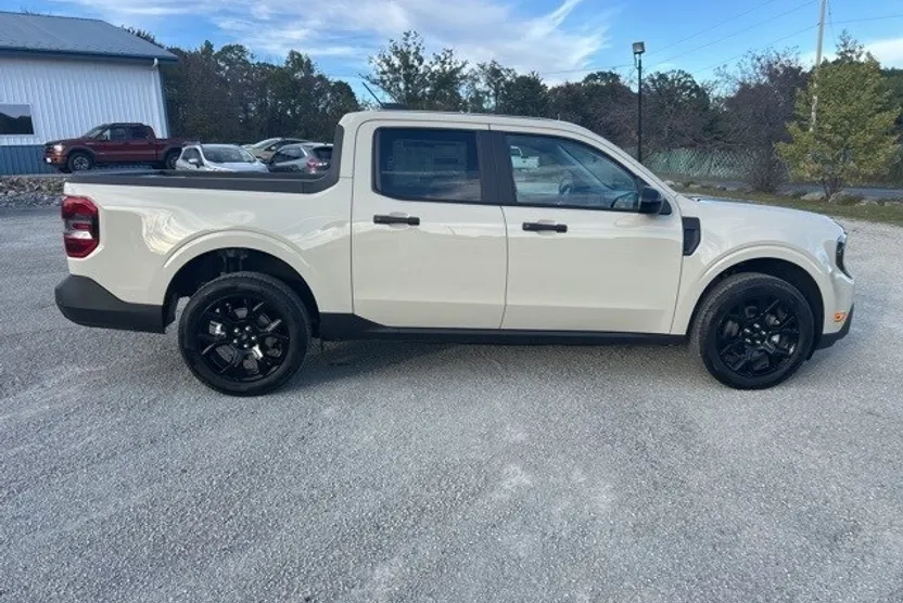 2025 Ford Maverick XLT photo 1