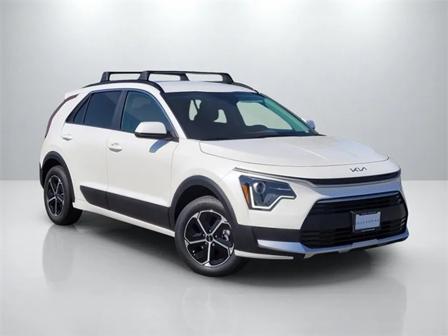 2025 Kia Niro LX photo 1