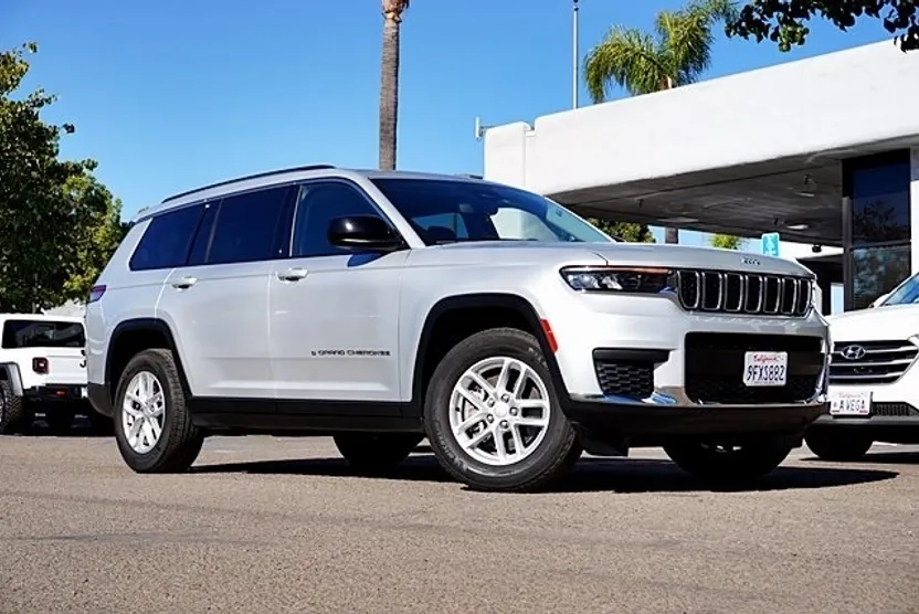 2023 Jeep Grand Cherokee Laredo photo 1
