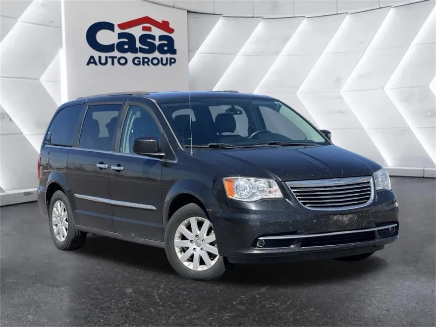 2016 Chrysler Town & Country Touring photo 1