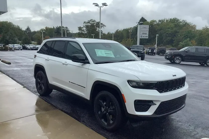 2025 Jeep Grand Cherokee Altitude photo 1