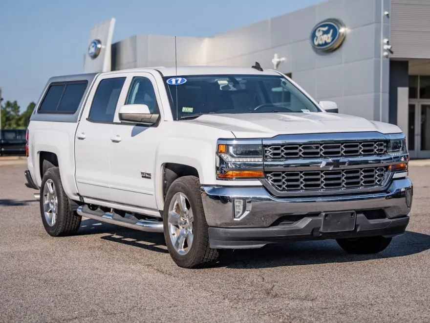 2017 Chevrolet Silverado 1500 LT photo 1