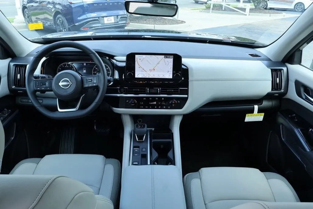 2025 Nissan Pathfinder SL photo 1