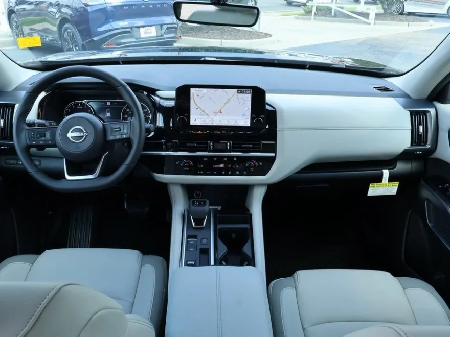 2025 Nissan Pathfinder SL photo 1