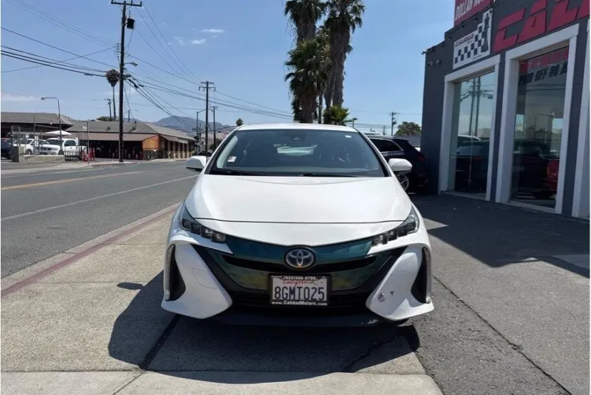 2018 Toyota Prius Prime Plus photo 1