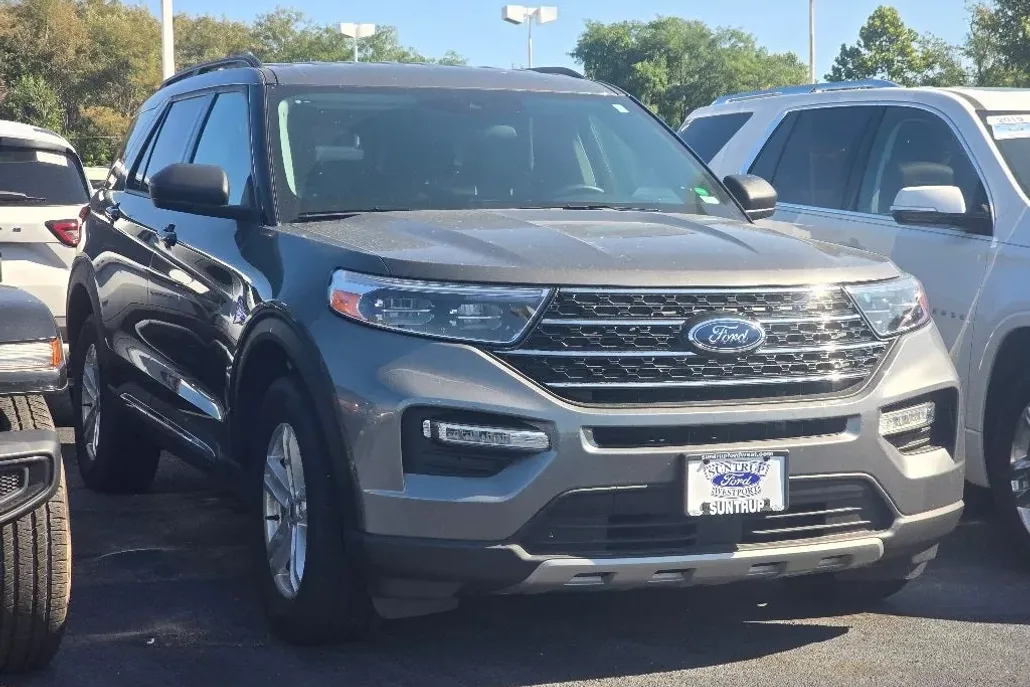 2023 Ford Explorer XLT photo 1