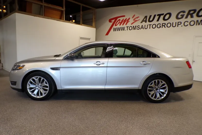 2017 Ford Taurus Limited photo 1