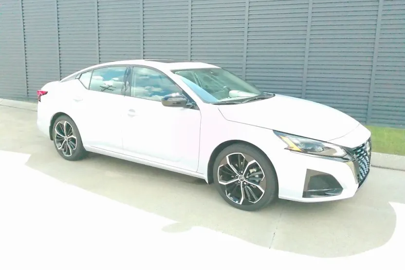 2024 Nissan Altima 2.5 SR photo 1