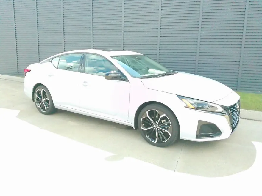 2024 Nissan Altima 2.5 SR photo 1