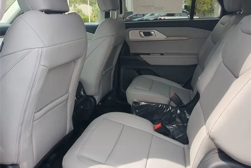 2025 Ford Explorer photo 1