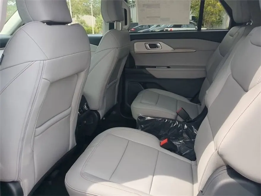 2025 Ford Explorer photo 1