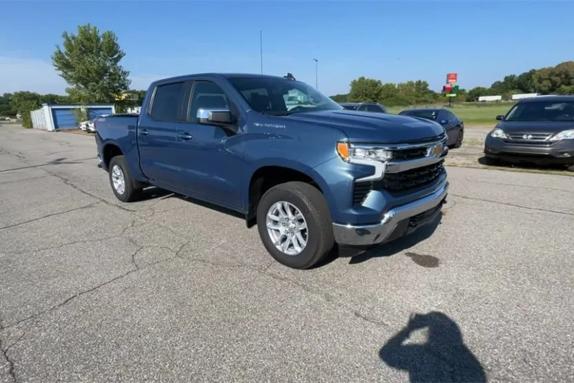 2024 Chevrolet Silverado 1500 LT photo 1