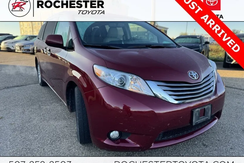 2017 Toyota Sienna XLE photo 1