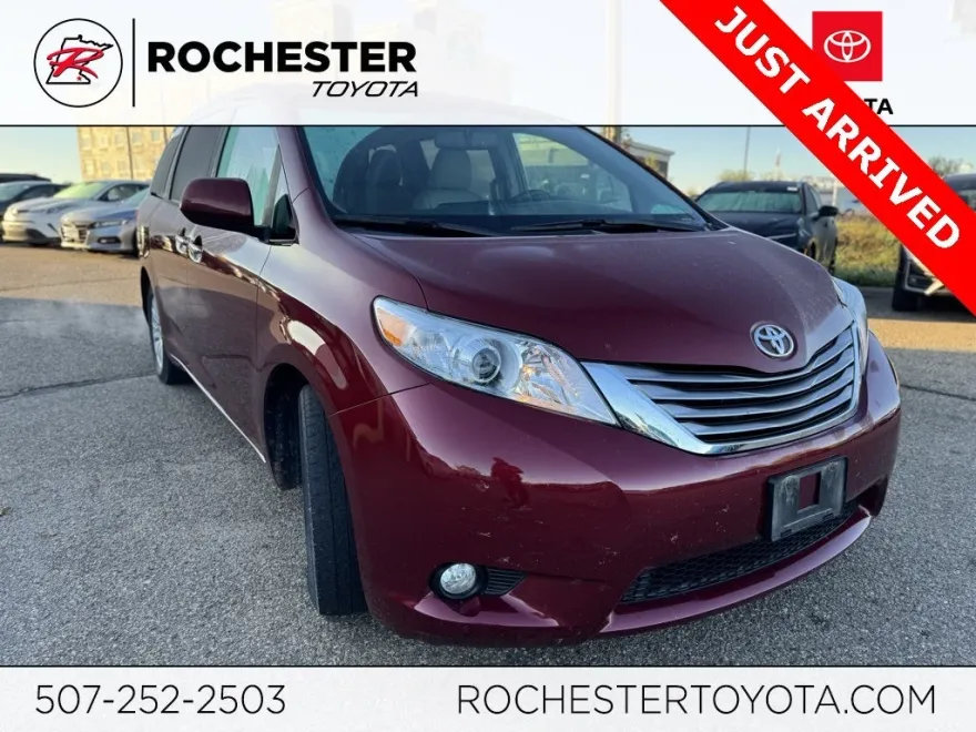 2017 Toyota Sienna XLE photo 1