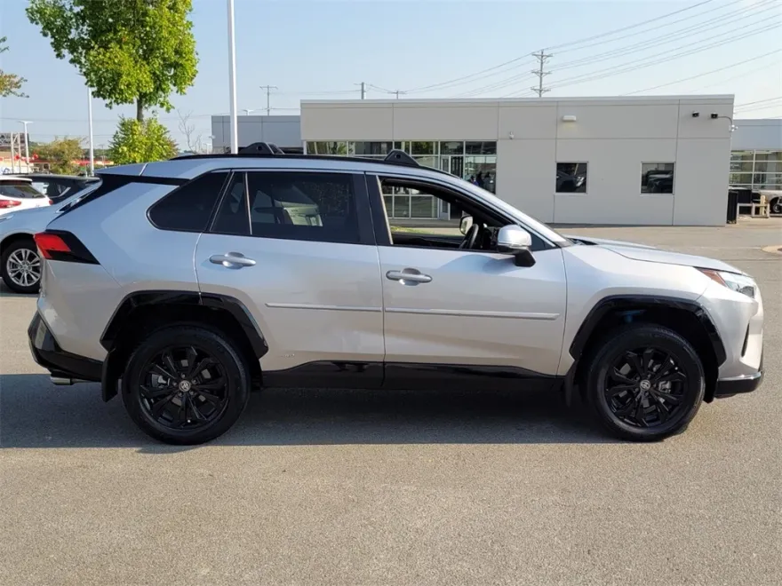 2024 Toyota RAV4 Hybrid SE photo 1