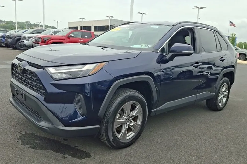 2023 Toyota RAV4 XLE photo 1