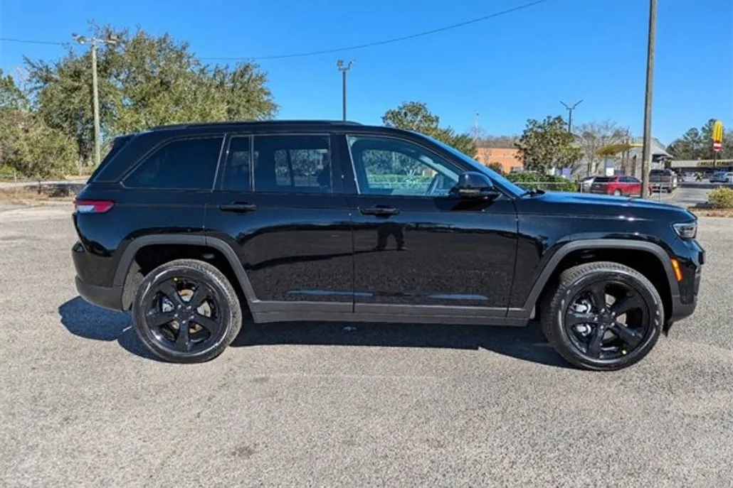 2025 Jeep Grand Cherokee Limited Sport photo 1