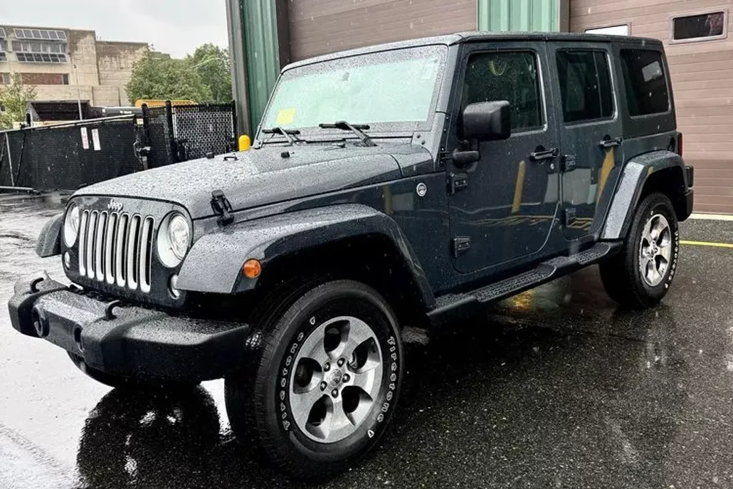 2017 Jeep Wrangler Unlimited Sahara photo 1
