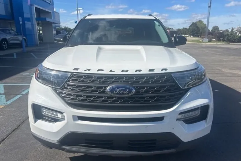 2023 Ford Explorer XLT photo 1