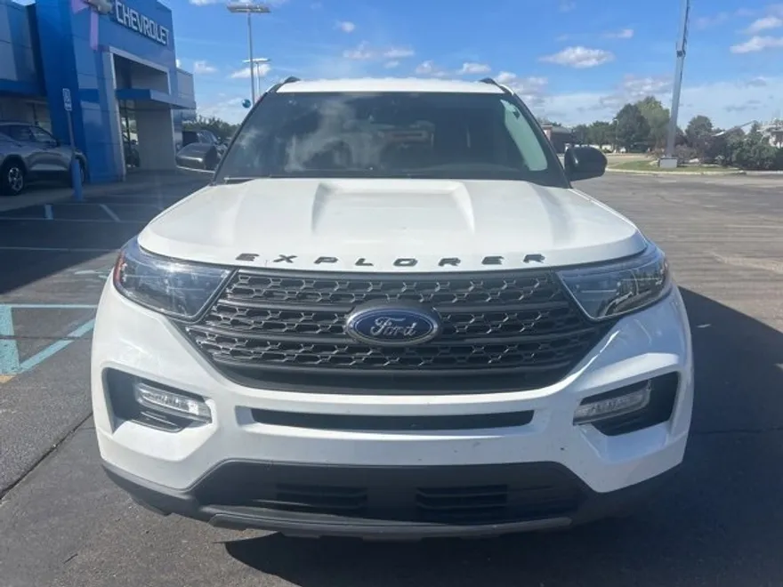 2023 Ford Explorer XLT photo 1
