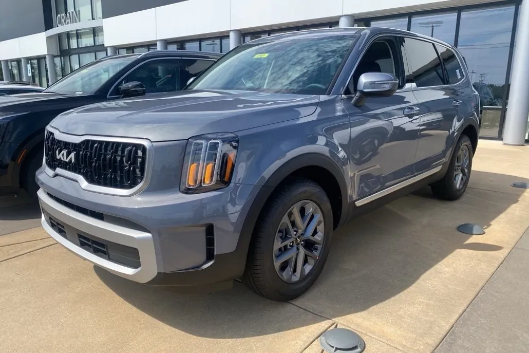 2025 Kia Telluride LX photo 1