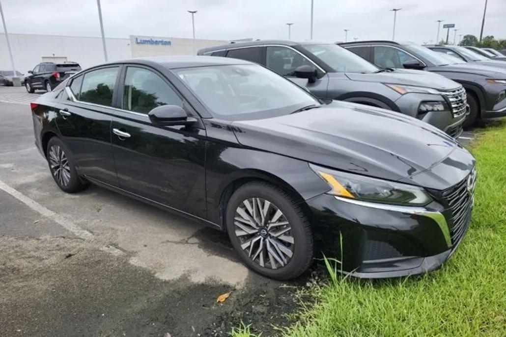 2023 Nissan Altima 2.5 SV photo 1