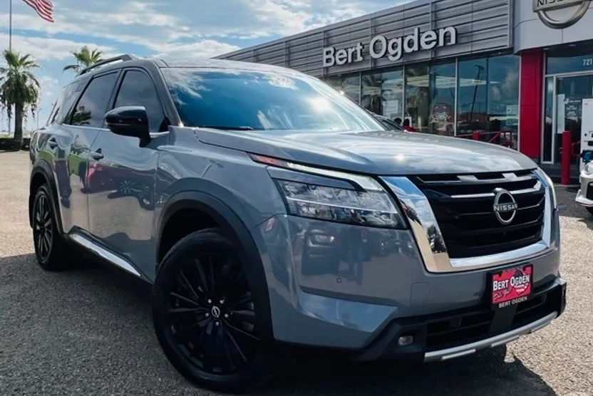 2022 Nissan Pathfinder Platinum photo 1